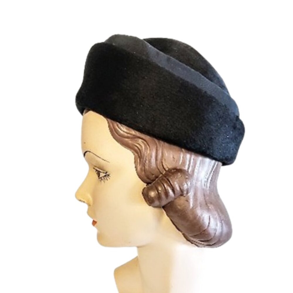 1950s Vintage Black Velour Felt Rounded Pillbox Hat With Ribbon And Bead Accents - Picture 3 of 7